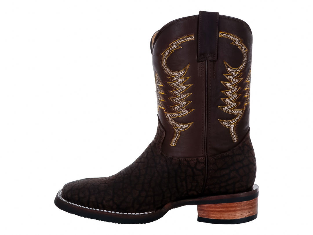 Bota vaquera de cuero color chocolate con bordados amarillos en el tubo y textura rugosa en la base.