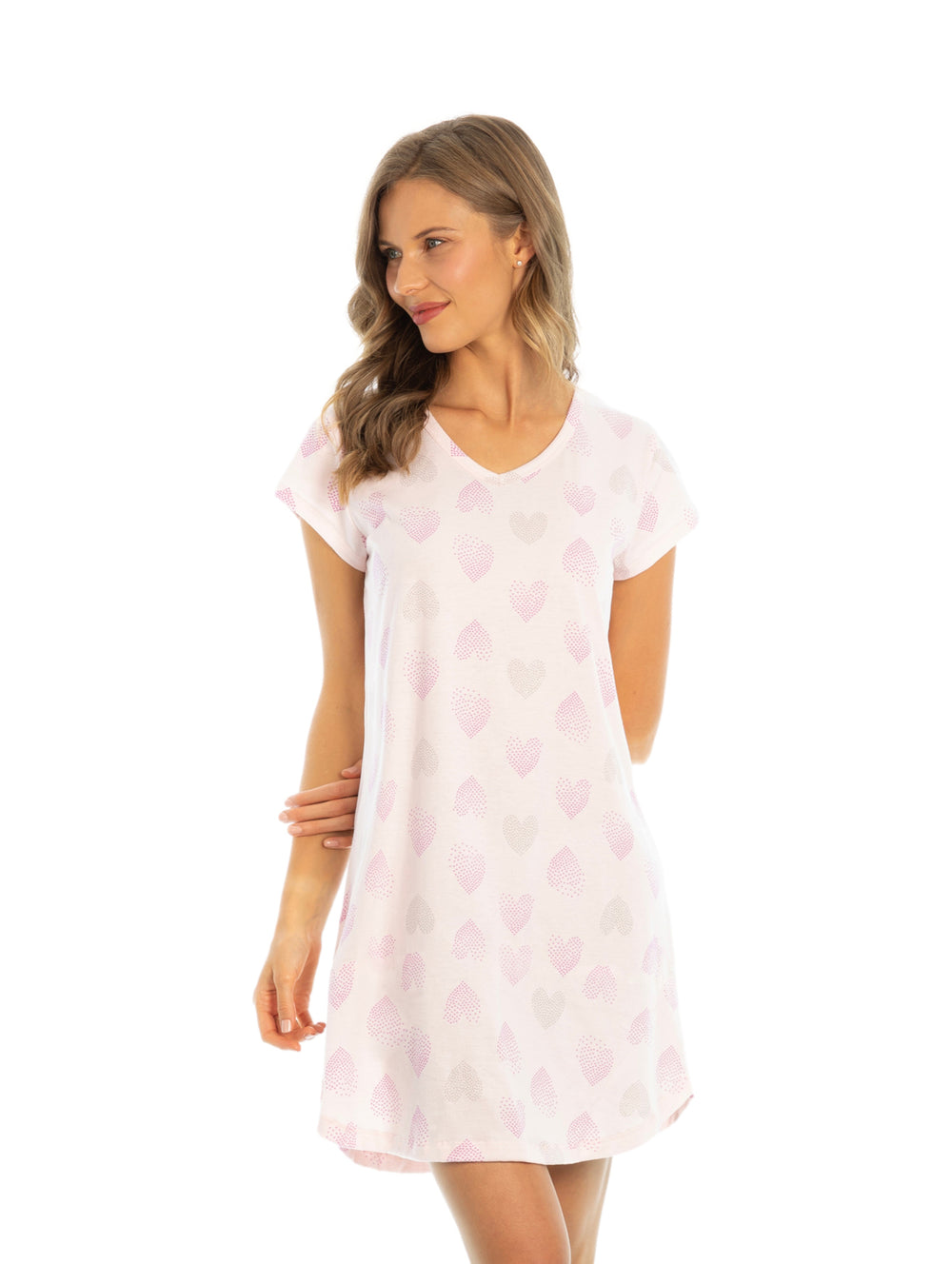 Mujer vistiendo un camisón rosa claro con estampado de corazones y cuello en V.