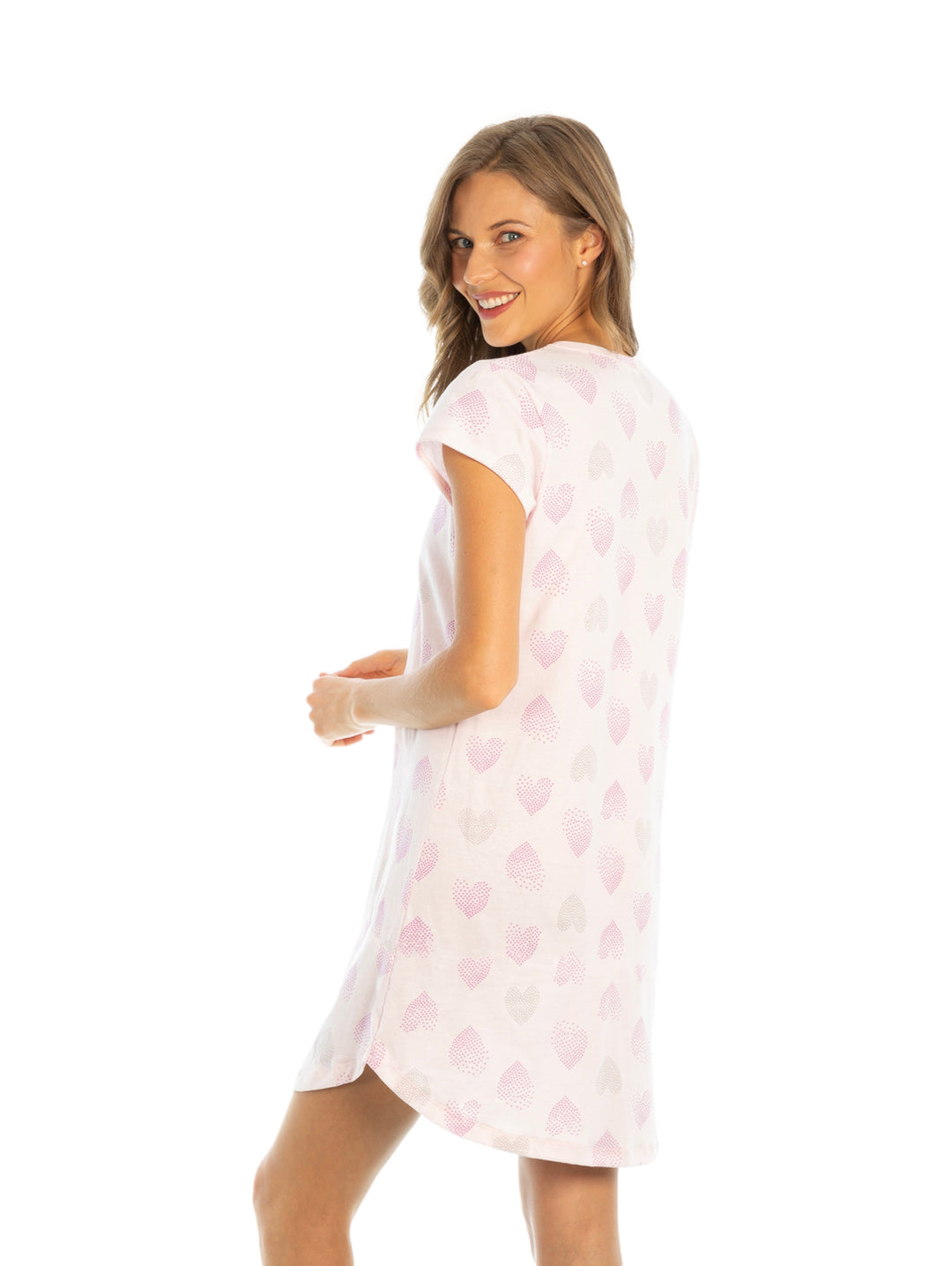 Mujer vistiendo un camisón rosa claro con estampado de corazones y cuello en V.
