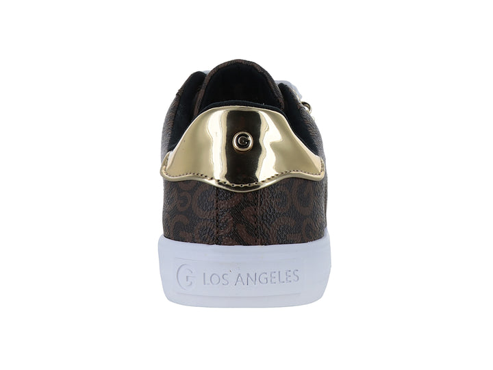 Tenis color chocolate con estampado de monograma, suela blanca y adornos dorados en las agujetas.