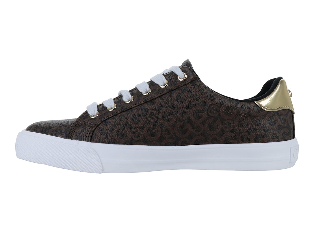 Tenis color chocolate con estampado de monograma, suela blanca y adornos dorados en las agujetas.