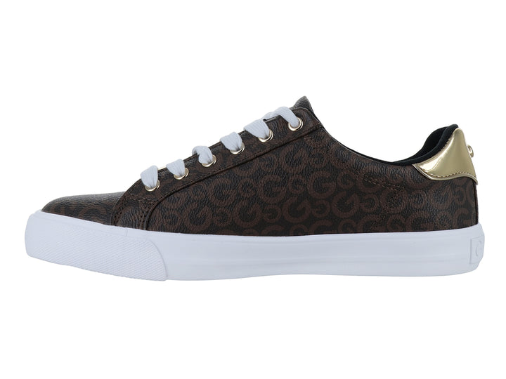 Tenis color chocolate con estampado de monograma, suela blanca y adornos dorados en las agujetas.
