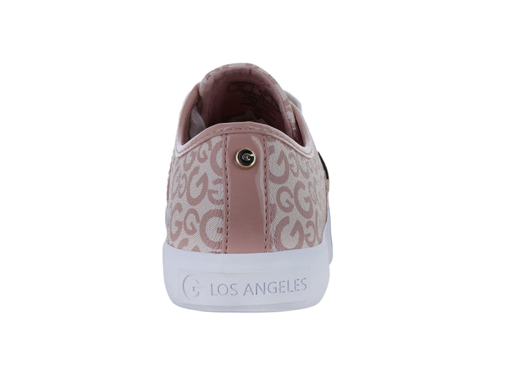 Tenis casuales color rosa con estampado de letras G y suela blanca.