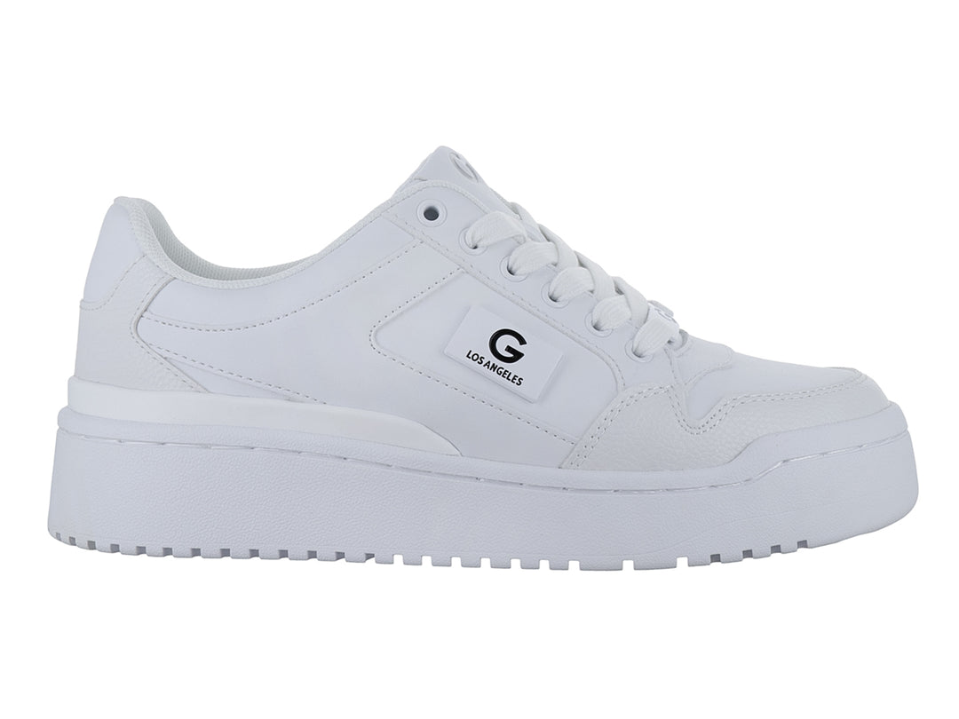Tenis casuales de plataforma color blanco con agujetas y logo GBG en el costado.