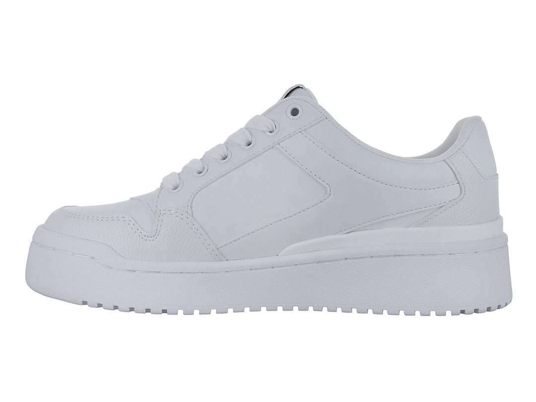 Tenis casuales de plataforma color blanco con agujetas y logo GBG en el costado.