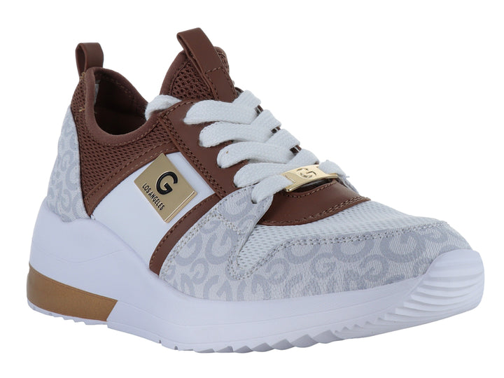 Tenis deportivos GBG en colores blanco, gris y cognac con estampado monograma y detalles metálicos dorados.