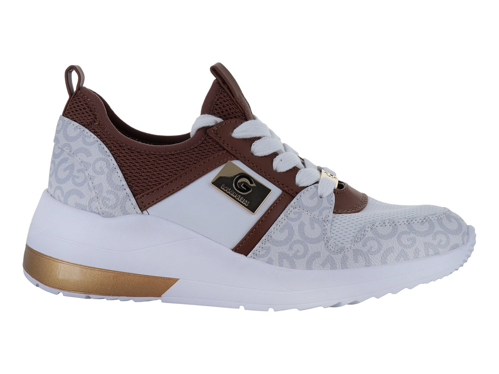 Tenis deportivos GBG en colores blanco, gris y cognac con estampado monograma y detalles metálicos dorados.