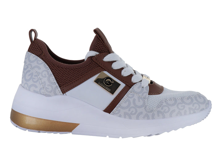 Tenis deportivos GBG en colores blanco, gris y cognac con estampado monograma y detalles metálicos dorados.