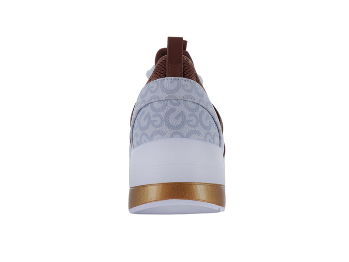 Tenis deportivos GBG en colores blanco, gris y cognac con estampado monograma y detalles metálicos dorados.