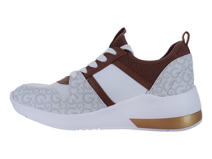 Tenis deportivos GBG en colores blanco, gris y cognac con estampado monograma y detalles metálicos dorados.