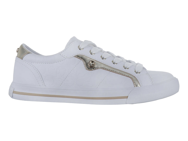 Tenis blancos con detalles dorados y agujetas blancas sobre fondo blanco.