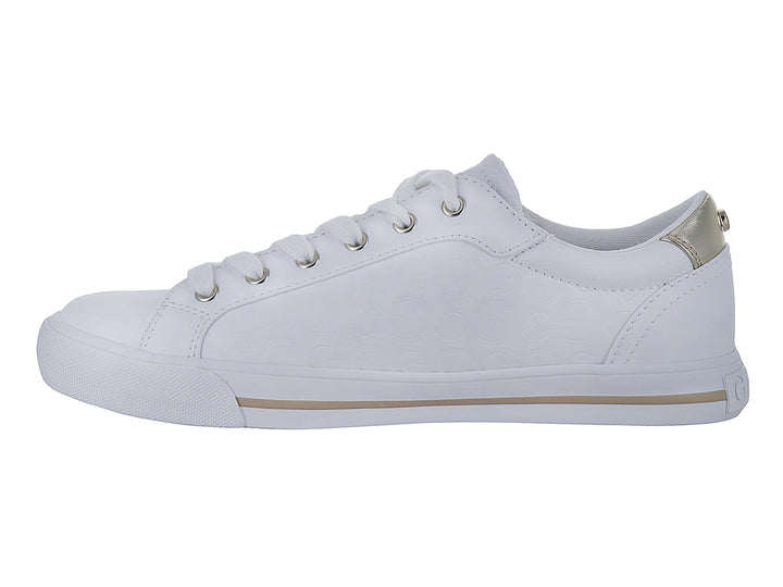 Tenis blancos con detalles dorados y agujetas blancas sobre fondo blanco.
