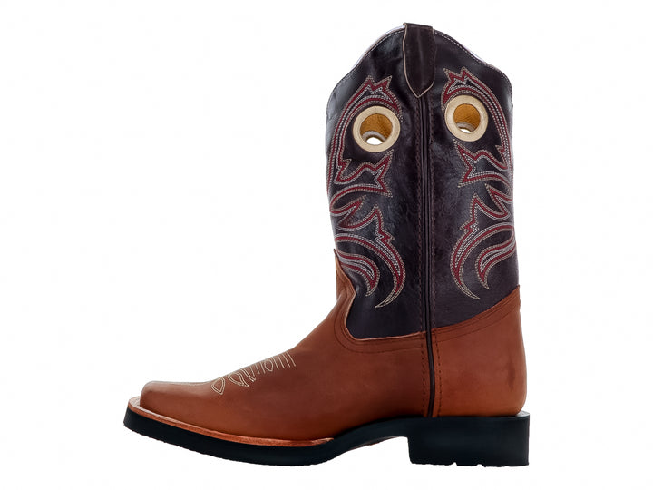 Bota vaquera para hombre marca Angus en color miel y negro con detalles bordados en la caña.