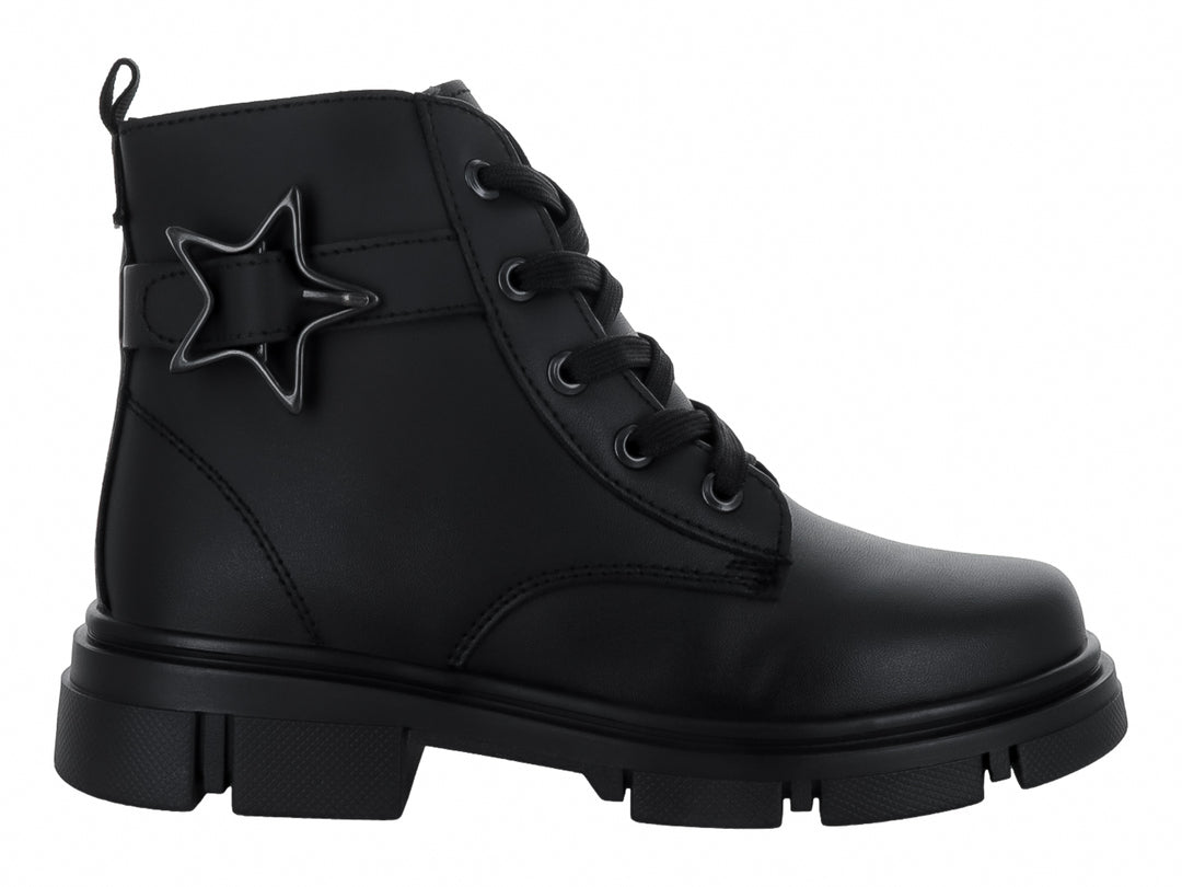 Bota negra de caña corta con suela track, agujetas y detalle de estrella en el lateral.