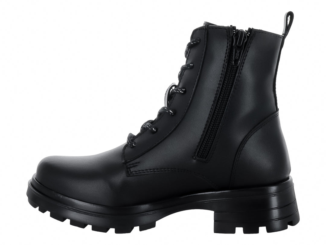 Bota negra de agujetas con suela track y detalles decorativos laterales en color gris.