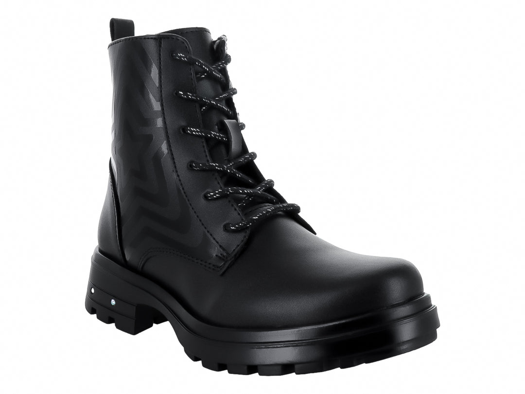 Bota negra con cordones y suela track gruesa.