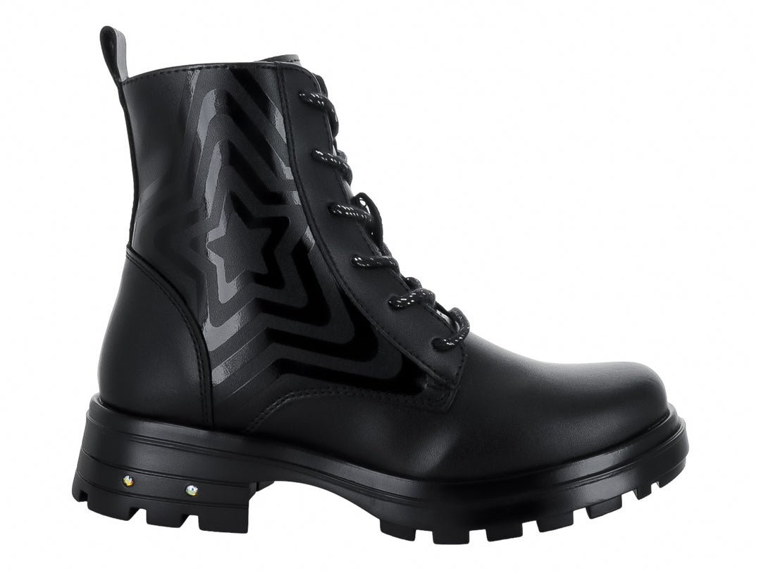 Bota negra con cordones y suela track gruesa.