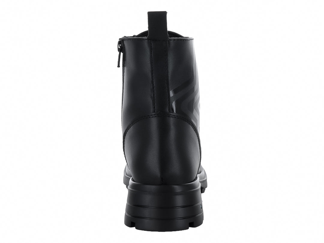 Bota negra con cordones y suela track gruesa.