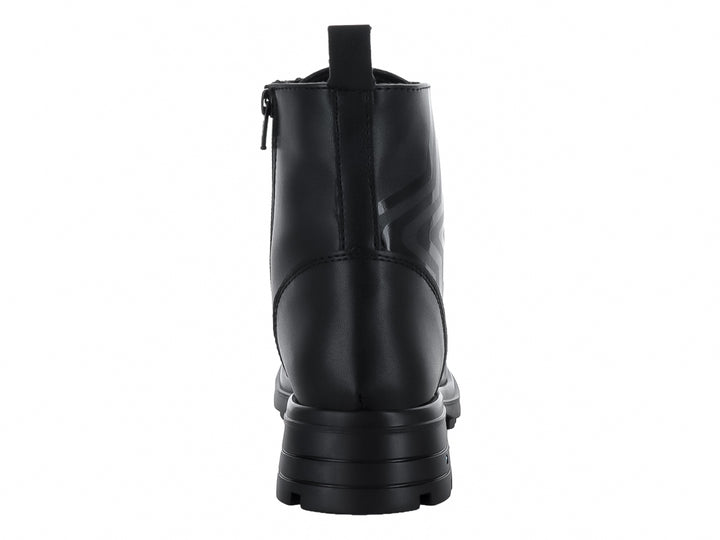 Bota negra con cordones y suela track gruesa.