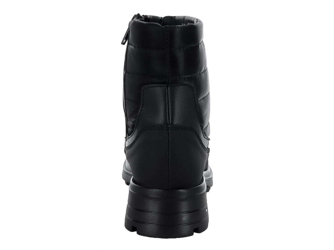 Botas negras de caña media con suela gruesa y detalle acolchado en la parte superior.