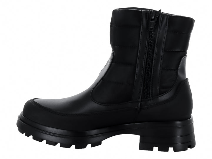 Botas negras de caña media con suela gruesa y detalle acolchado en la parte superior.