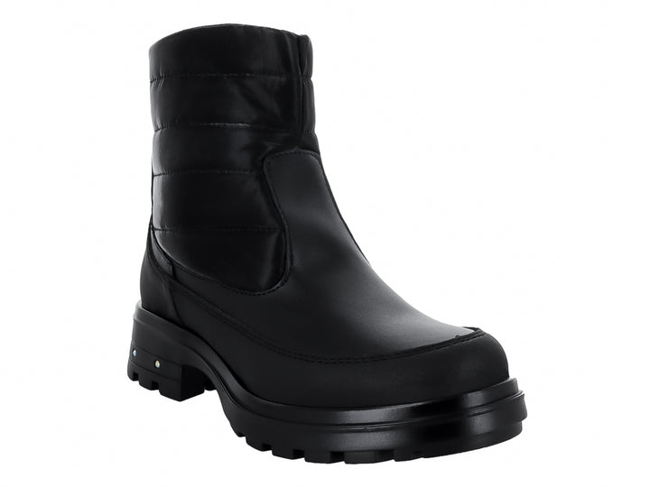 Bota casual color negro para niña con suela gruesa y detalle acolchado en la caña.