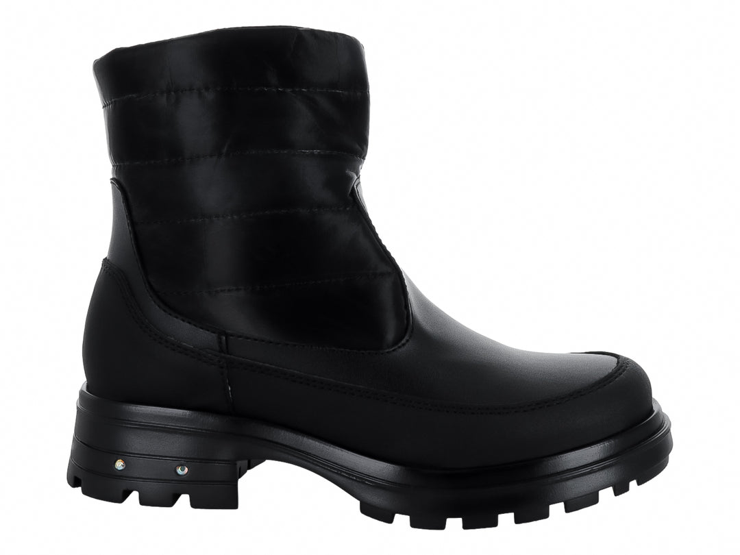 Bota casual color negro para niña con suela gruesa y detalle acolchado en la caña.