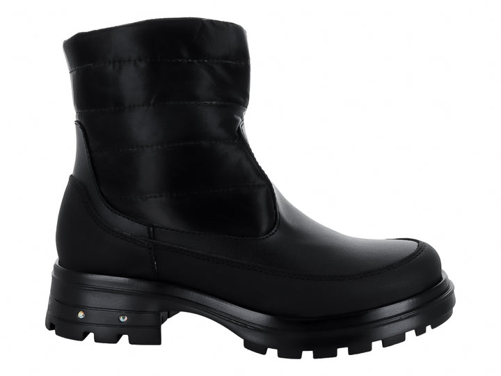 Bota casual color negro para niña con suela gruesa y detalle acolchado en la caña.
