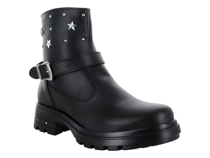 Botas negras para niño o niña con detalles de estrellas plateadas, correa con hebilla y suela gruesa dentada.