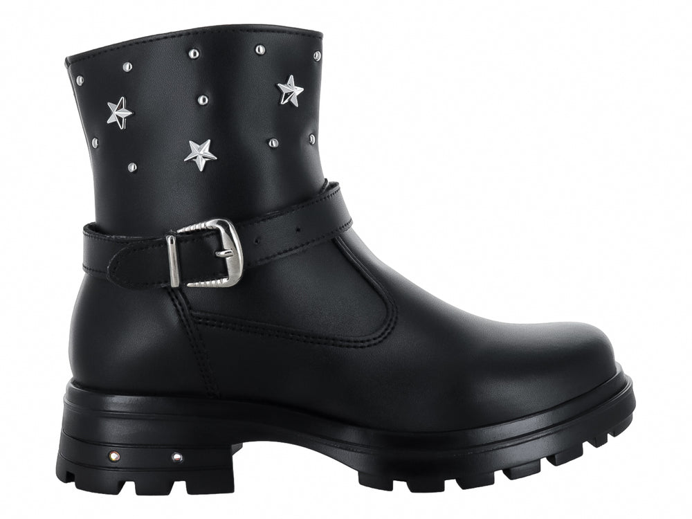 Botas negras para niña con detalles de estrellas plateadas, correa con hebilla y suela gruesa dentada.