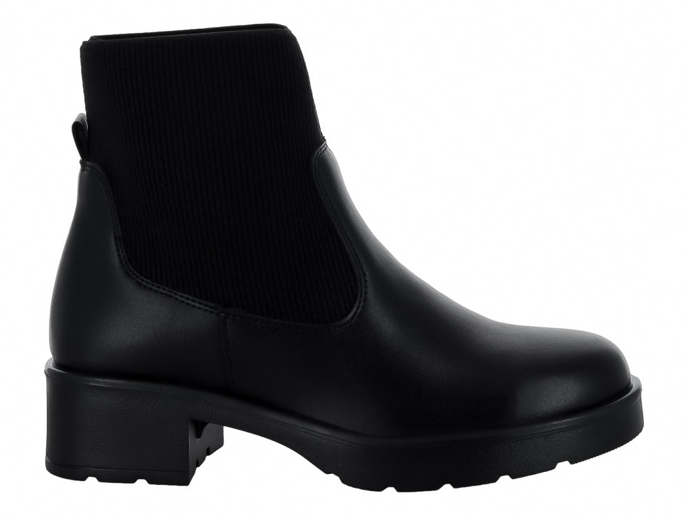 Bota negra de tobillo con suela de plataforma y parte superior de tela acanalada.
