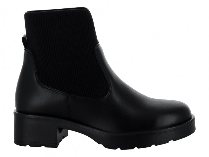 Bota negra de tobillo con suela de plataforma y parte superior de tela acanalada.