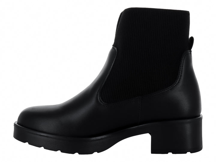 Bota negra de tobillo con suela de plataforma y parte superior de tela acanalada.