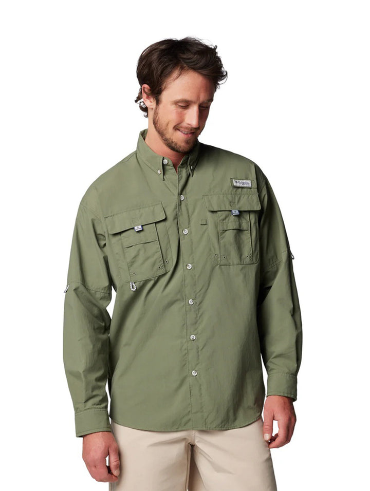 Hombre vistiendo una camisa Columbia de manga larga en color verde cypress con bolsillos frontales.
