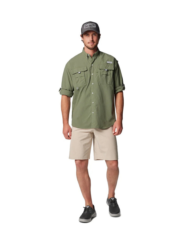 Hombre vistiendo una camisa Columbia de manga larga en color verde cypress con bolsillos frontales.