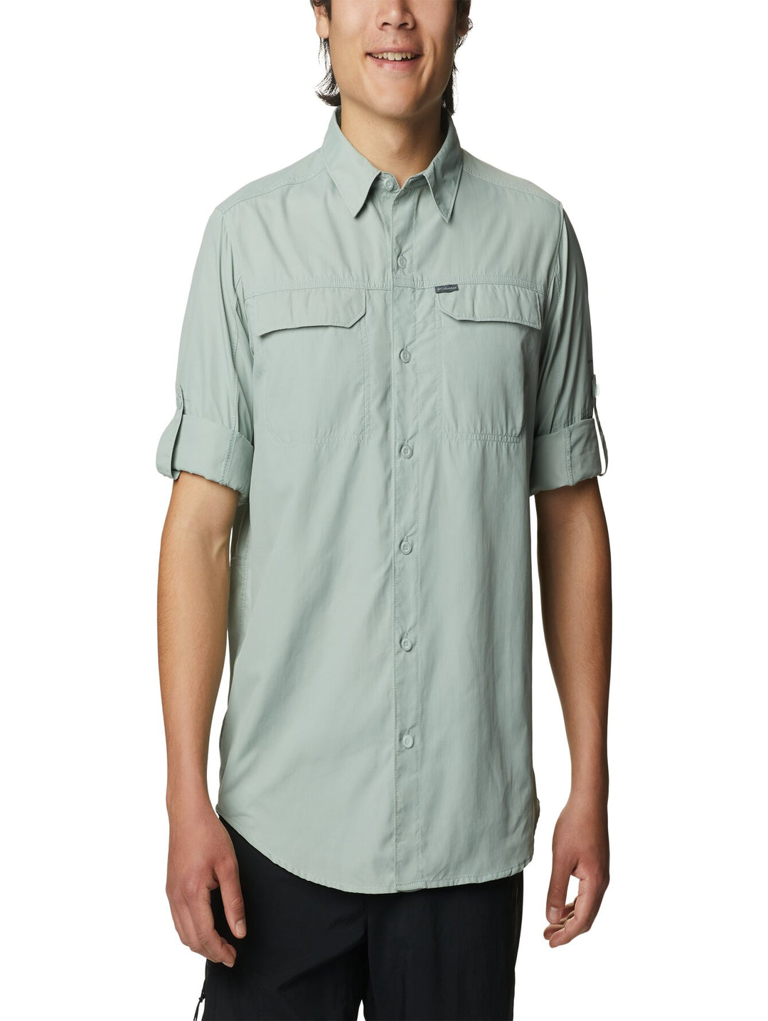 Camisa Columbia Silver Ridge 2.0 de color verde grisáceo con mangas remangadas y bolsillos frontales.