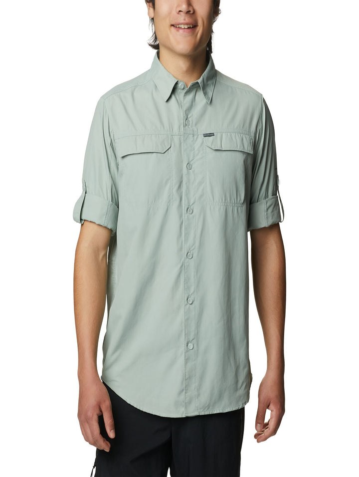 Camisa Columbia Silver Ridge 2.0 de color verde grisáceo con mangas remangadas y bolsillos frontales.