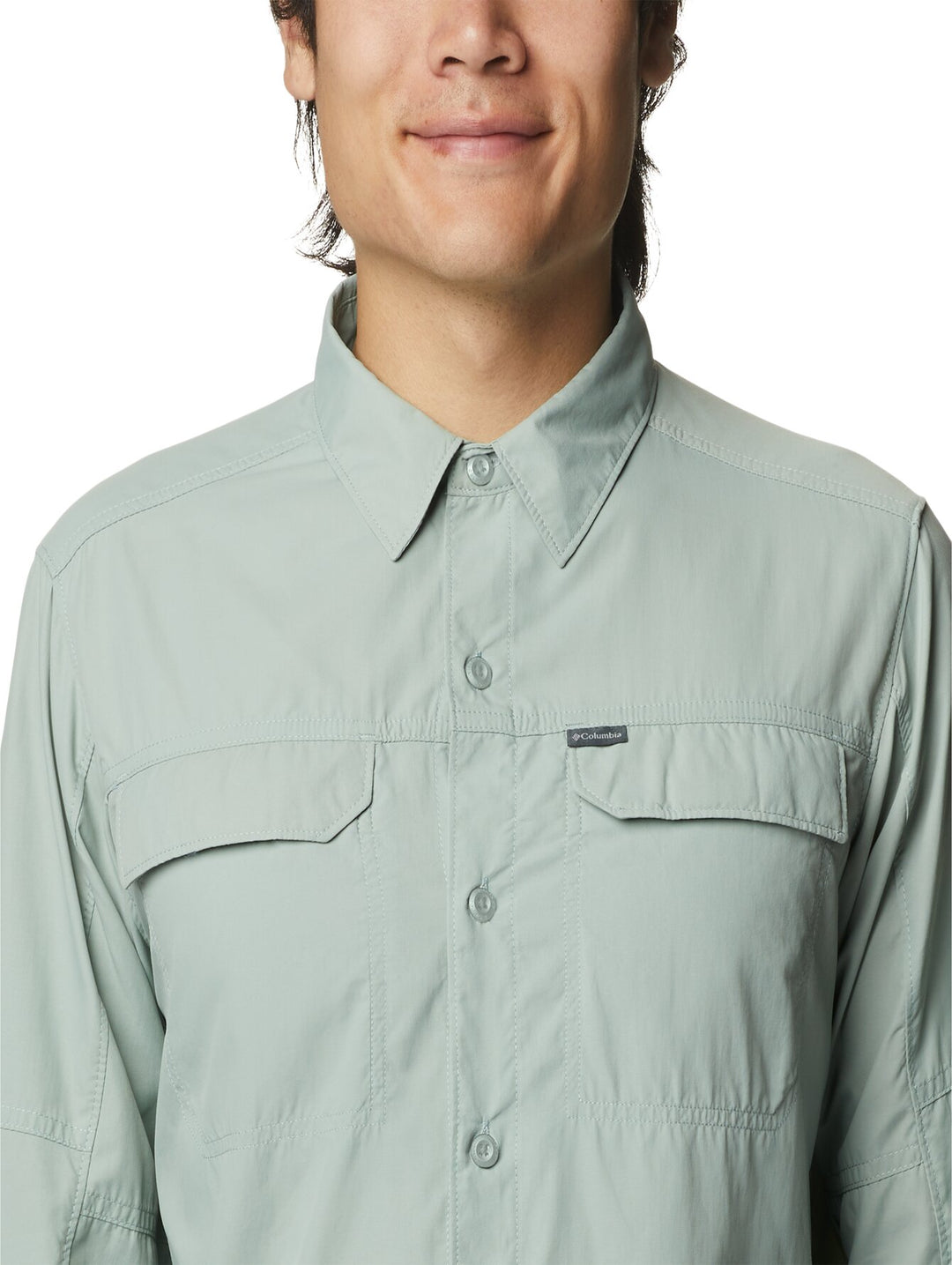 Camisa Columbia Silver Ridge 2.0 de color verde grisáceo con mangas remangadas y bolsillos frontales.