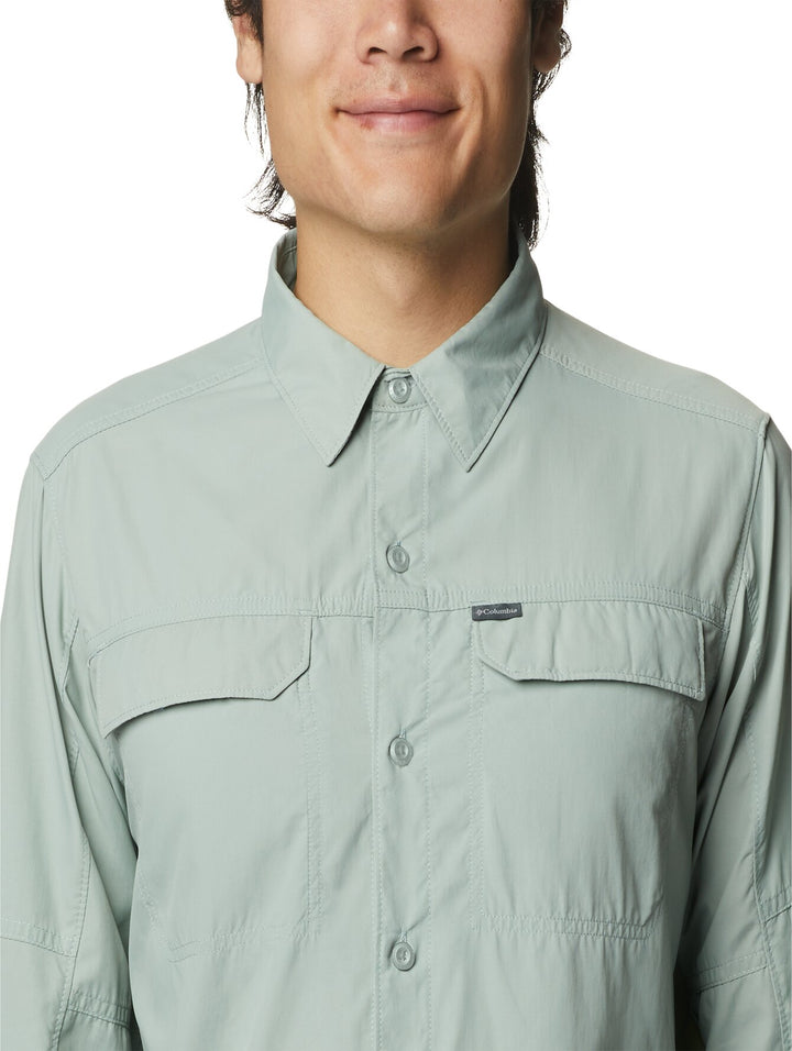 Camisa Columbia Silver Ridge 2.0 de color verde grisáceo con mangas remangadas y bolsillos frontales.