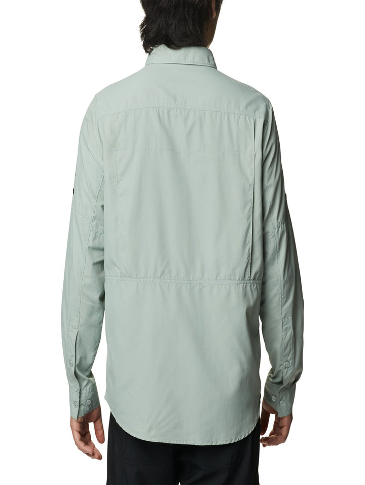 Camisa Columbia Silver Ridge 2.0 de color verde grisáceo con mangas remangadas y bolsillos frontales.