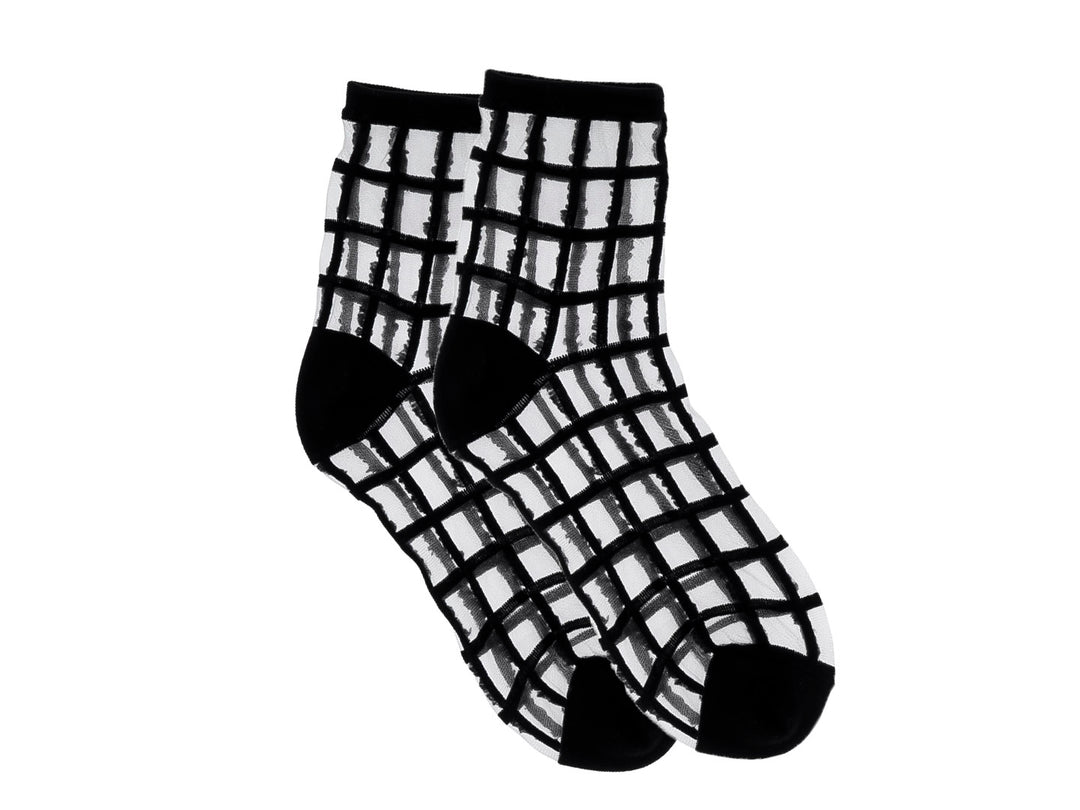 Par de calcetines negros con diseño de red transparente y punteras sólidas.
