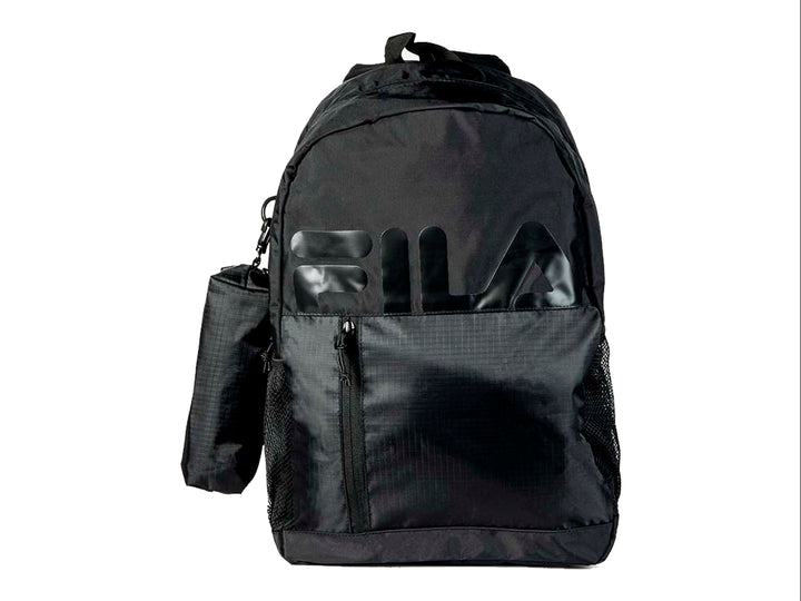 Mochila deportiva FILA de color negro con logotipo frontal brillante y un bolso pequeño acoplado al costado.