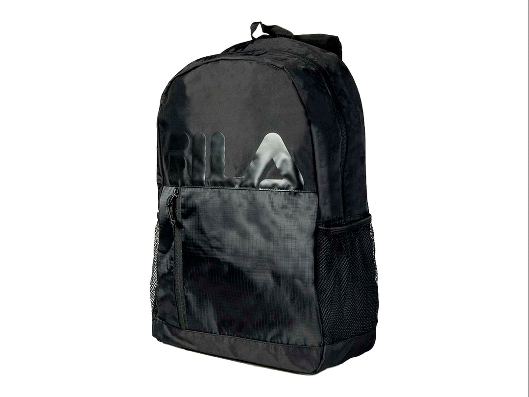 Mochila deportiva FILA de color negro con logotipo frontal brillante y un bolso pequeño acoplado al costado.