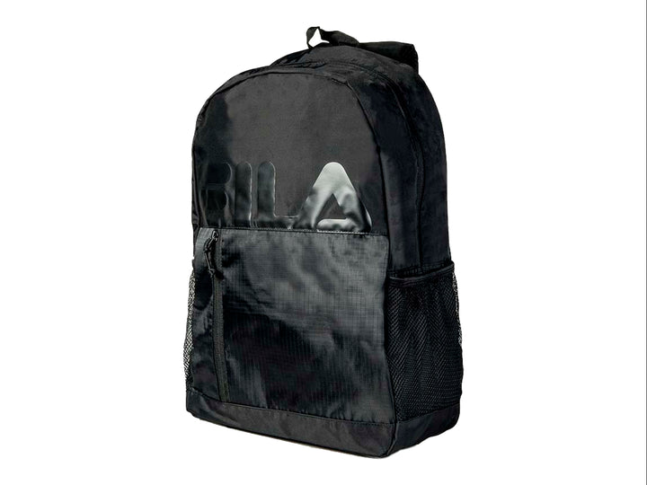 Mochila deportiva FILA de color negro con logotipo frontal brillante y un bolso pequeño acoplado al costado.
