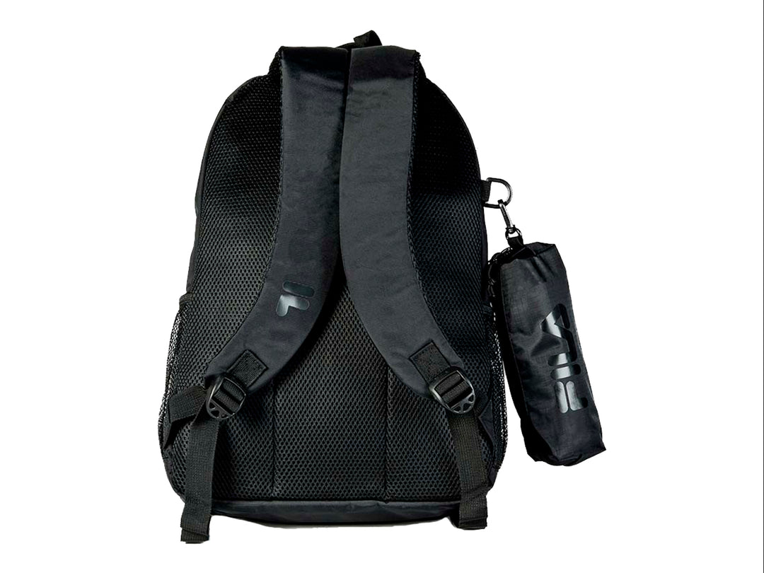 Mochila deportiva FILA de color negro con logotipo frontal brillante y un bolso pequeño acoplado al costado.