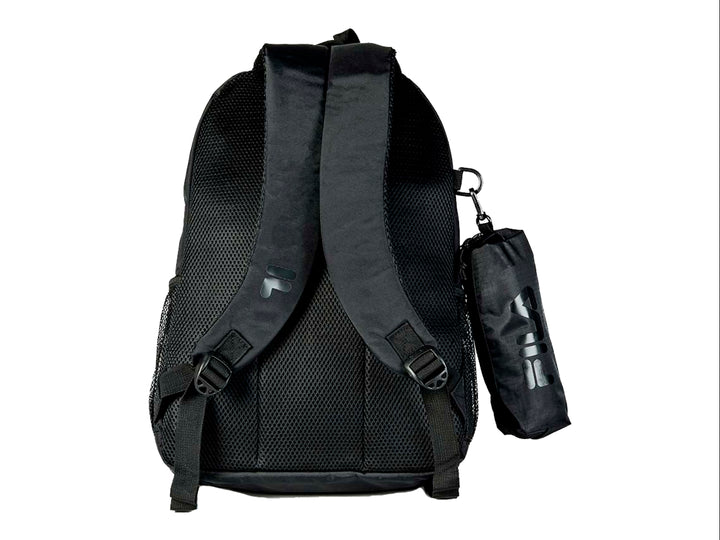 Mochila deportiva FILA de color negro con logotipo frontal brillante y un bolso pequeño acoplado al costado.