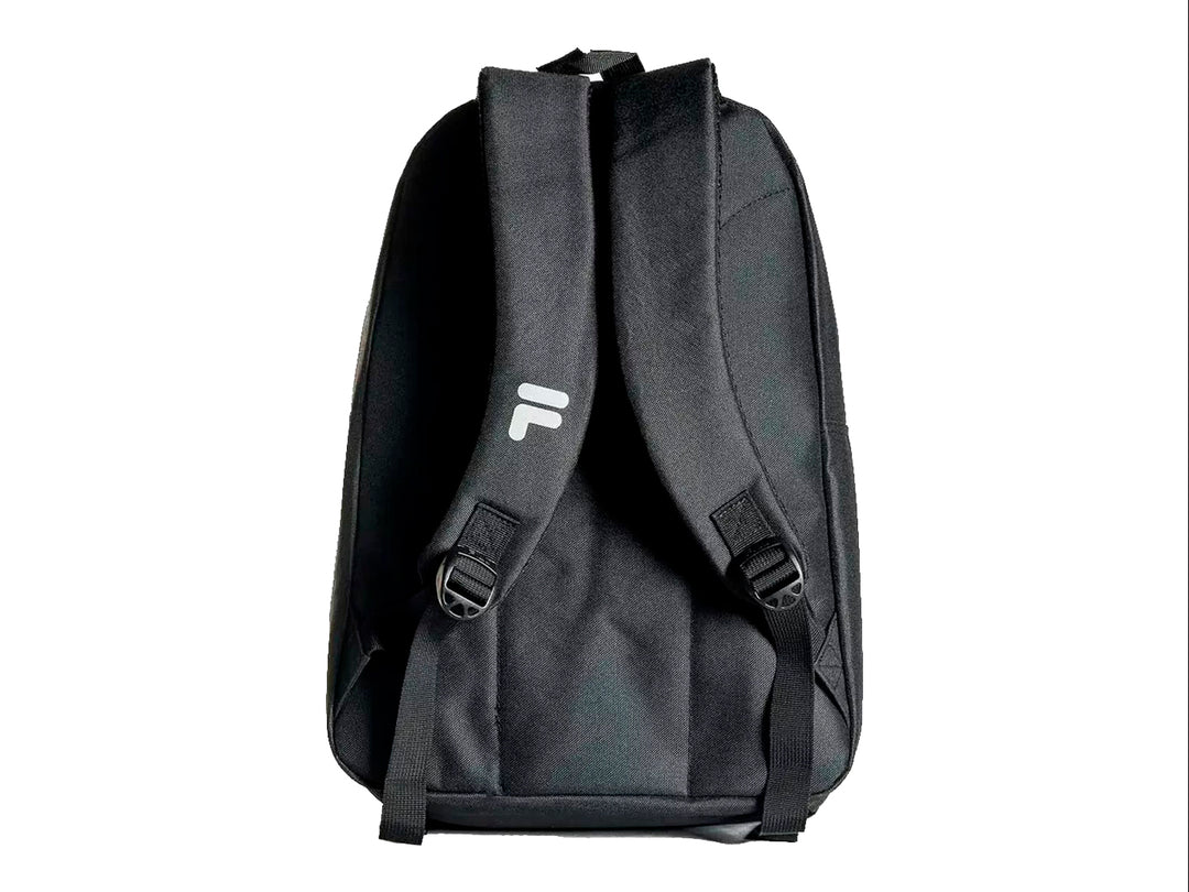 Mochila escolar FILA de color negro con logotipo blanco y detalles en blanco, diseño deportivo y moderno.
