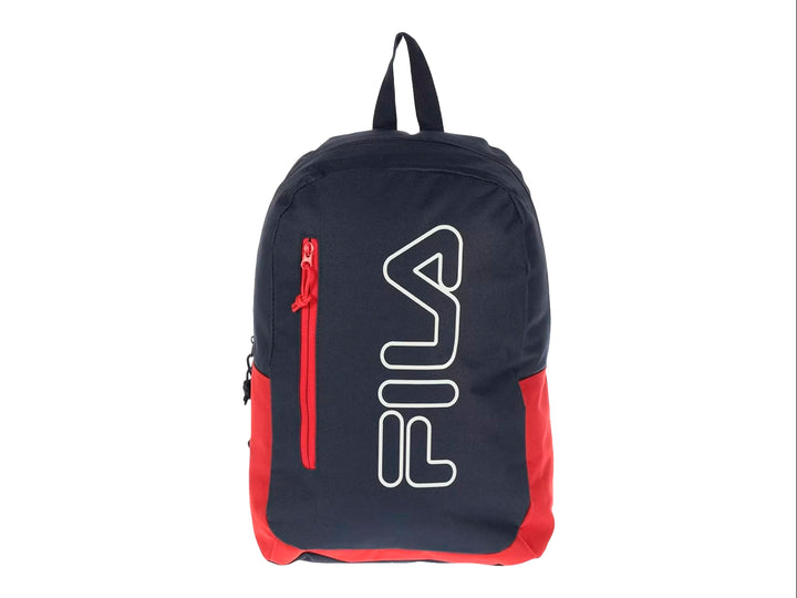 Mochila FILA en colores azul marino y rojo con logotipo blanco frontal y asa superior.