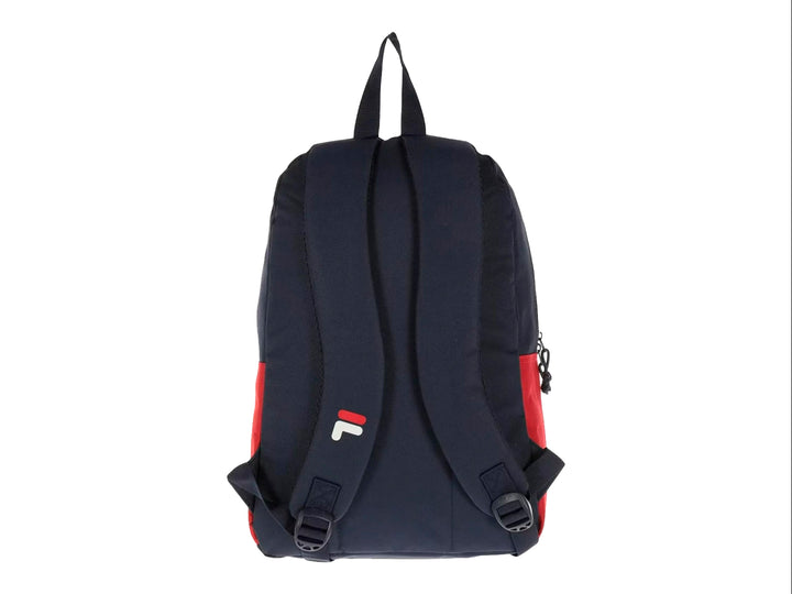 Mochila FILA en colores azul marino y rojo con logotipo blanco frontal y asa superior.