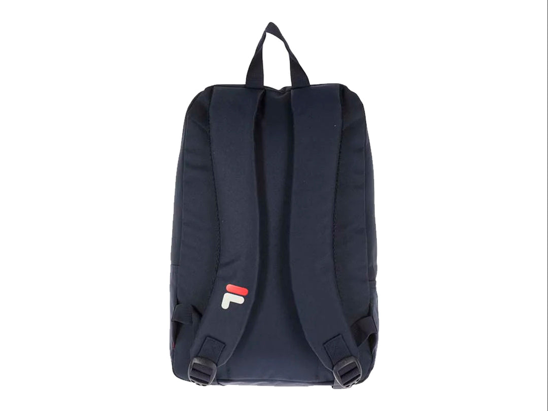 Mochila deportiva FILA de color negro con logotipo estampado en blanco y rojo en la parte frontal.